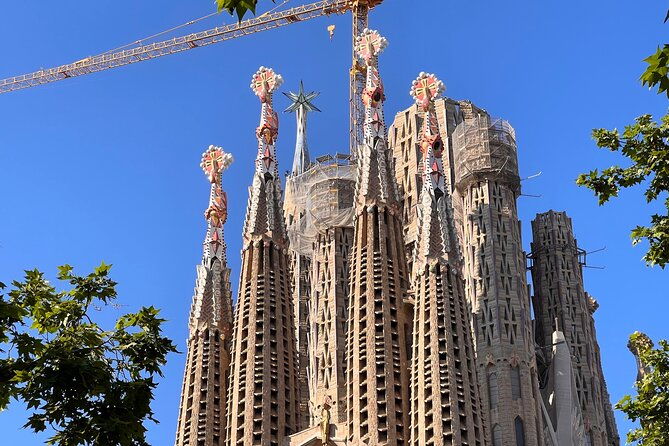 sagrada-familia-tour-with-express-entry-and-local-guide