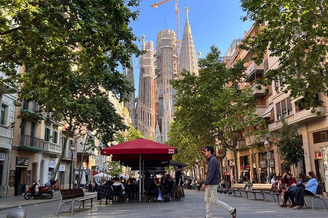 sagrada-familia-tour-with-express-entry-and-local-guide