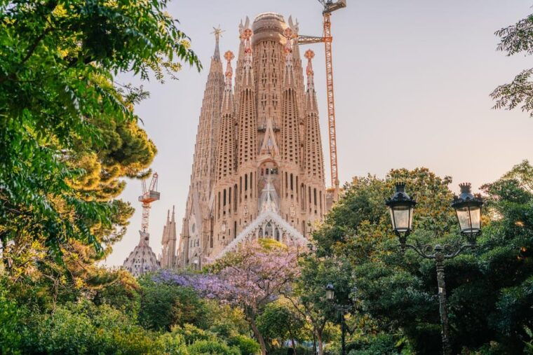 sagrada-familia-with-official-guide-fast-track-entry