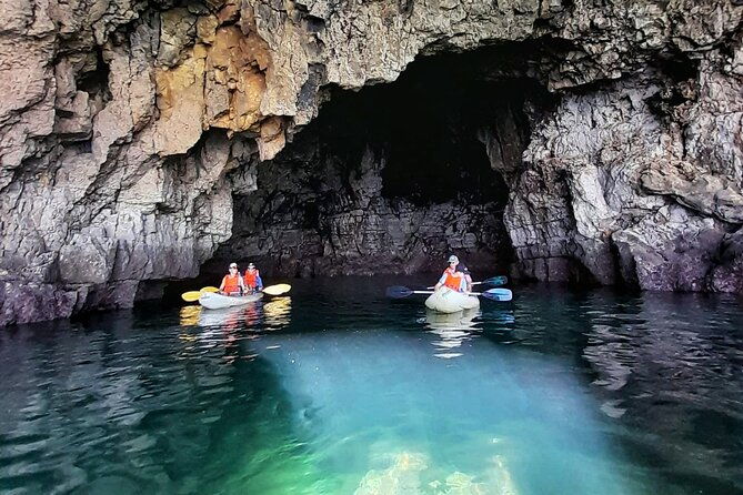 sagres-praia-da-ingrina-caves-guided-kayaking-tour