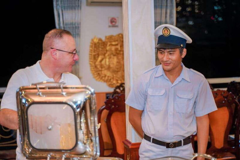 saigon-by-night-and-dinner-on-cruise