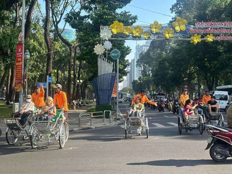 saigon-cycling-tour-ho-chi-minh-city-street-food-bike-cyclo