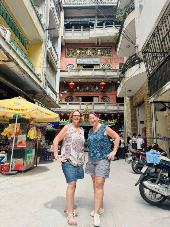 saigon-cycling-tour-ho-chi-minh-city-street-food-bike-cyclo