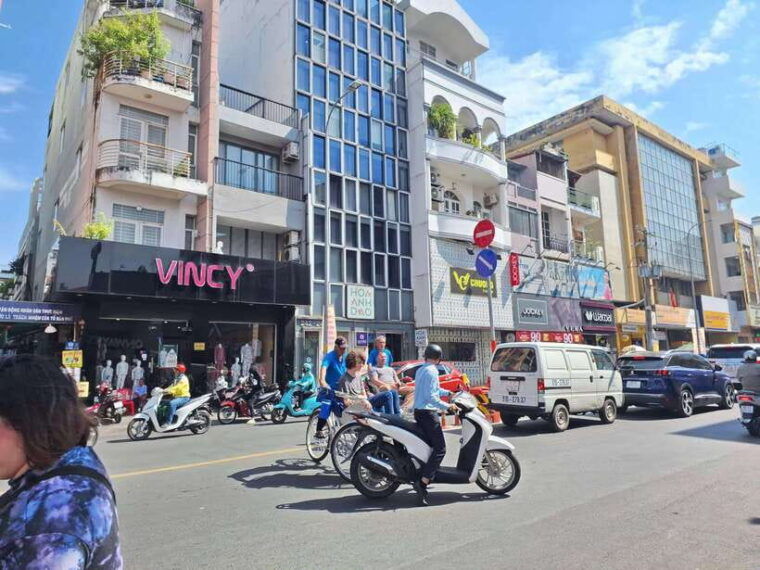 saigon-cycling-tour-ho-chi-minh-city-street-food-bike-cyclo