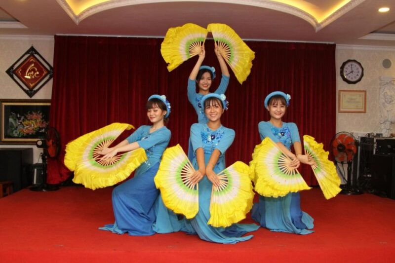 saigon-river-dinner-on-cruise-with-buffet-and-live-music