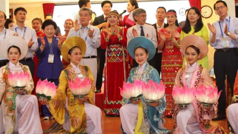 saigon-river-dinner-on-cruise-with-buffet-and-live-music