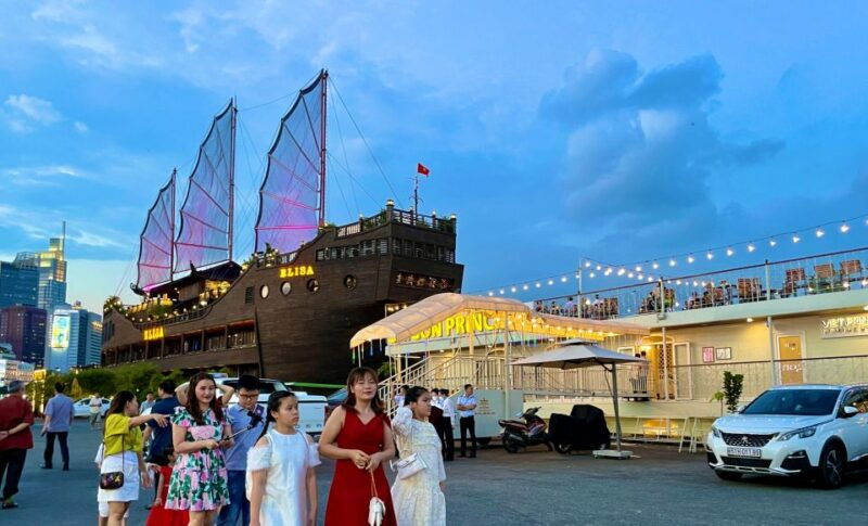saigon-river-dinner-on-cruise-with-buffet-and-live-music