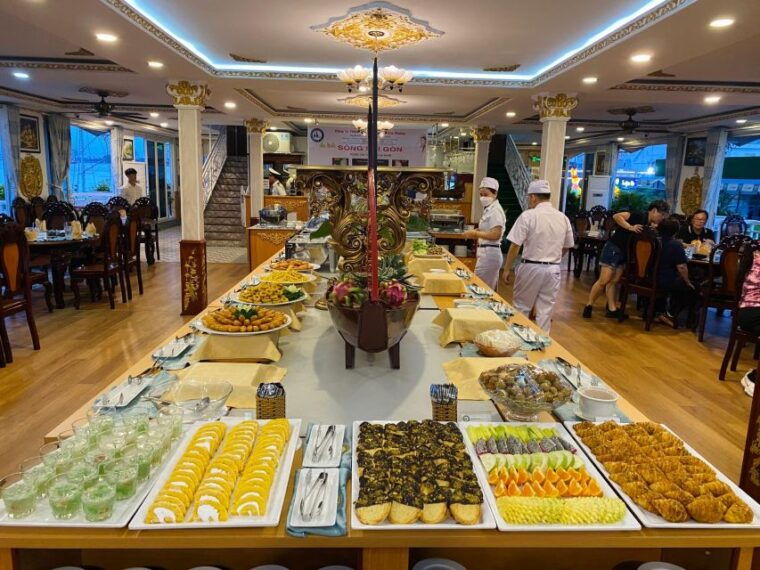 saigon-river-dinner-on-cruise-with-buffet-and-live-music