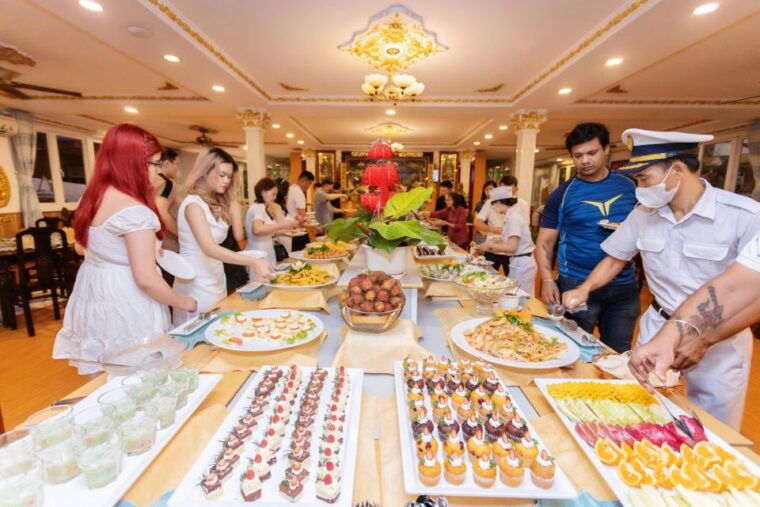 saigon-river-dinner-on-cruise-with-buffet-and-live-music