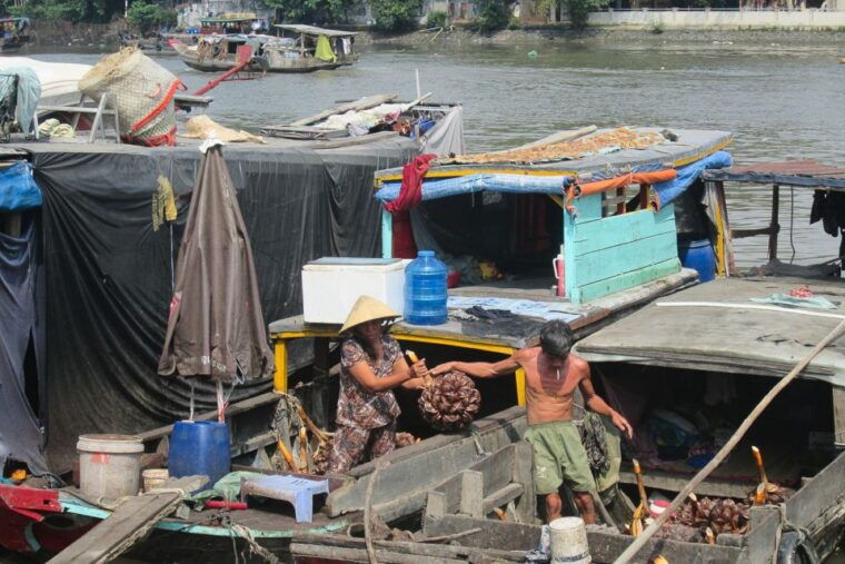 saigon-slum-tour-with-motorbike