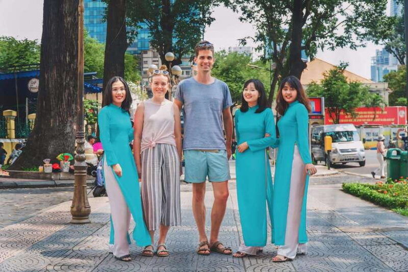 saigon-street-food-and-sightseeing-with-female-rider