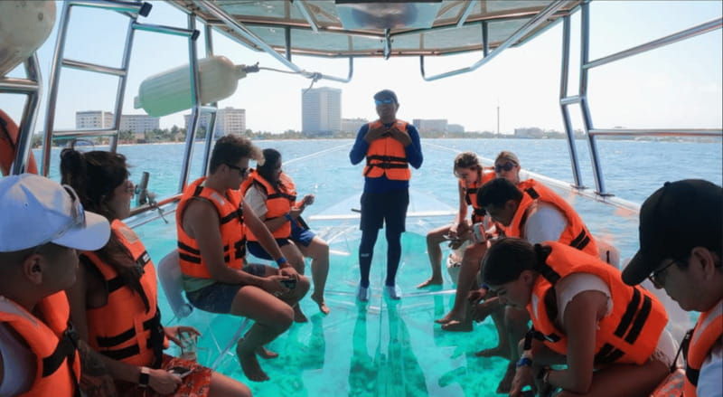 sail-around-cancun-in-the-best-transparent-boat-2-drinks