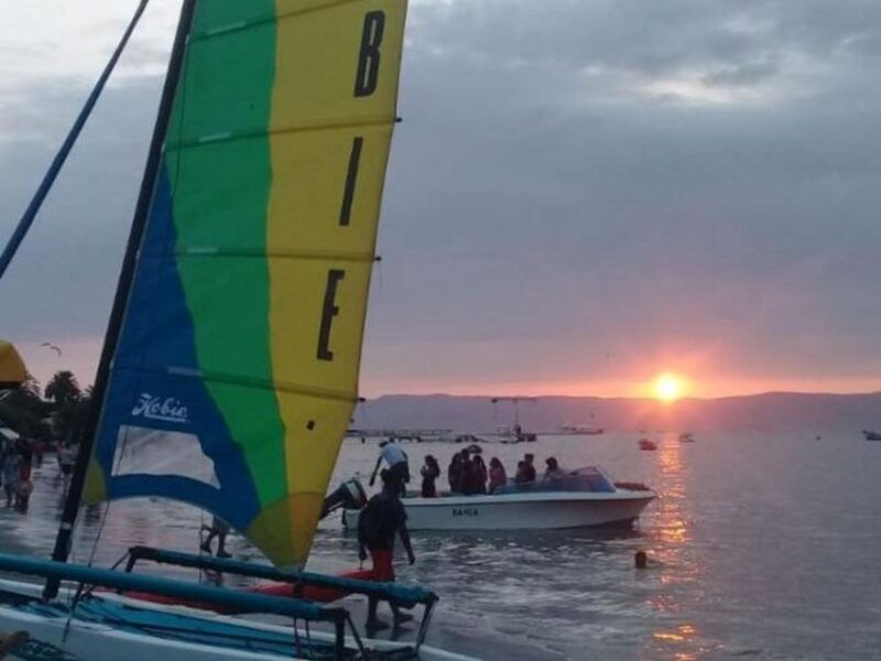 sail-on-a-catamaran-discover-paracas-bay