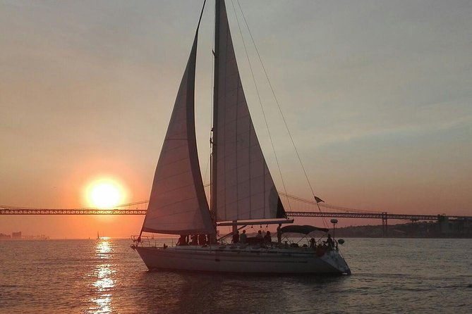 sailboat-sunset-group-tour-in-lisbon-with-welcome-drink