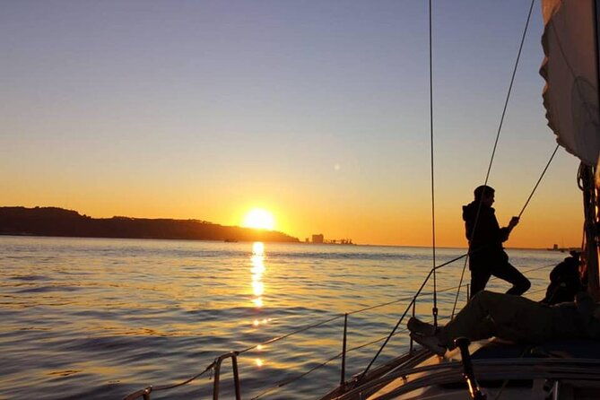 sailboat-sunset-group-tour-in-lisbon-with-welcome-drink