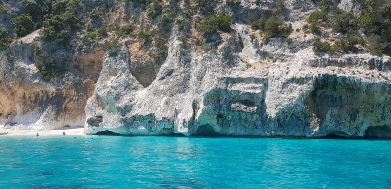 sailing-at-cala-goloritze-sailing-trip-by-boat