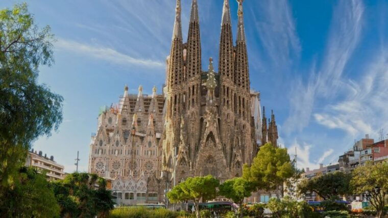 sailing-experience-sagrada-familia-park-guell