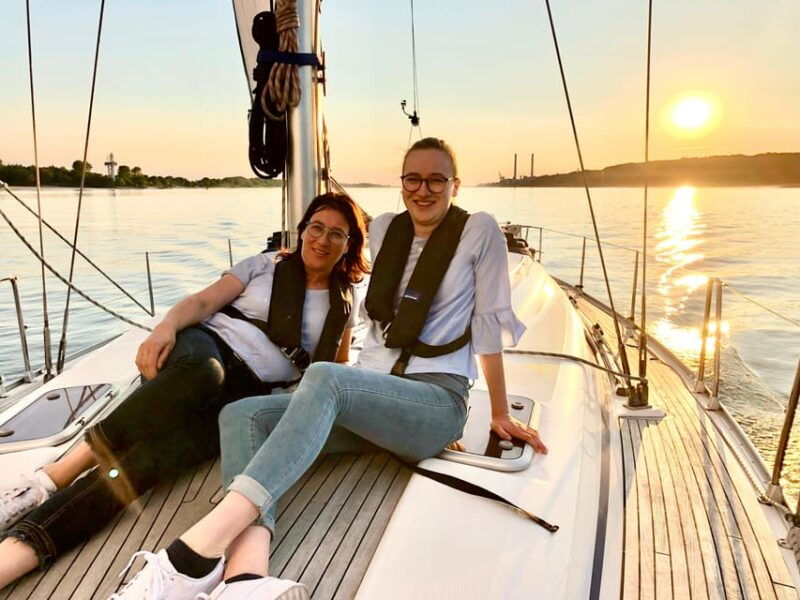 sailing-trip-the-elbe-by-night-hamburg-elbe
