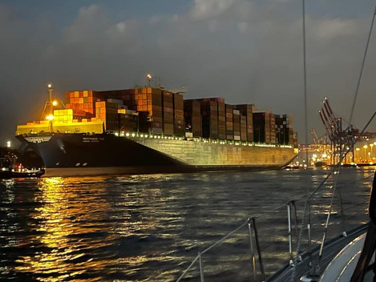 sailing-trip-the-elbe-by-night-hamburg-elbe