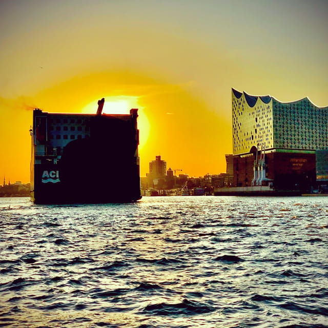 sailing-trip-the-elbe-by-night-hamburg-elbe