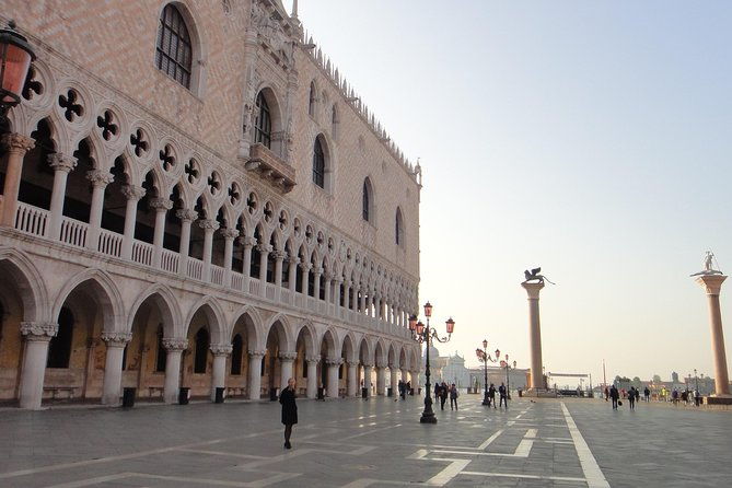 saint-marks-basilica-doges-palace-and-gondola-tour-in-venice