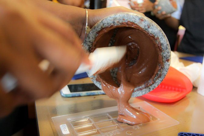 saintlucia-chocolate-making-marigotbay-views-souvenir-shopping