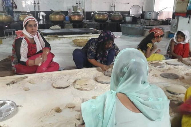 Salaam Baalak Trust City Walk and Volunteering at a Local Community Kitchen - Key Points