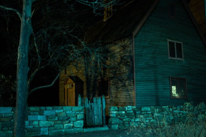 salem-boos-and-brews-haunted-pub-crawl