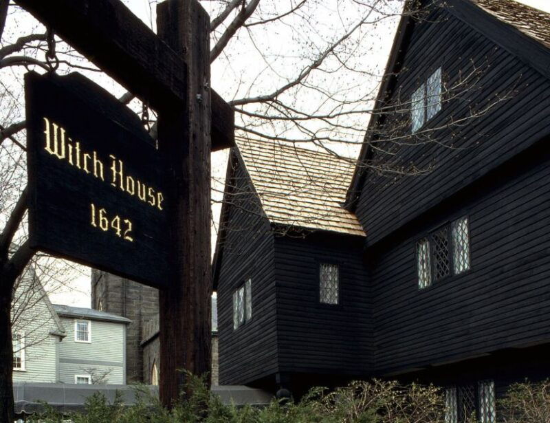 salem-boos-and-brews-haunted-pub-crawl