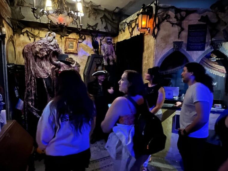 salem-vampires-and-ghosts-walking-tour-with-haunted-objects