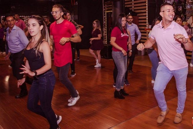 salsa-bachata-in-medellin-with-bryant