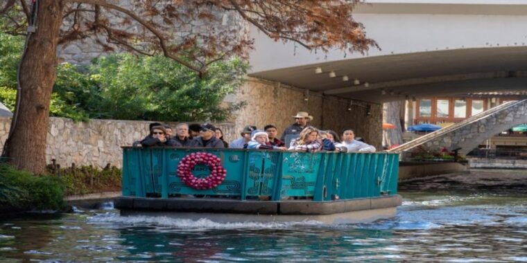 san-antonio-guided-walking-tour-with-boat-cruise