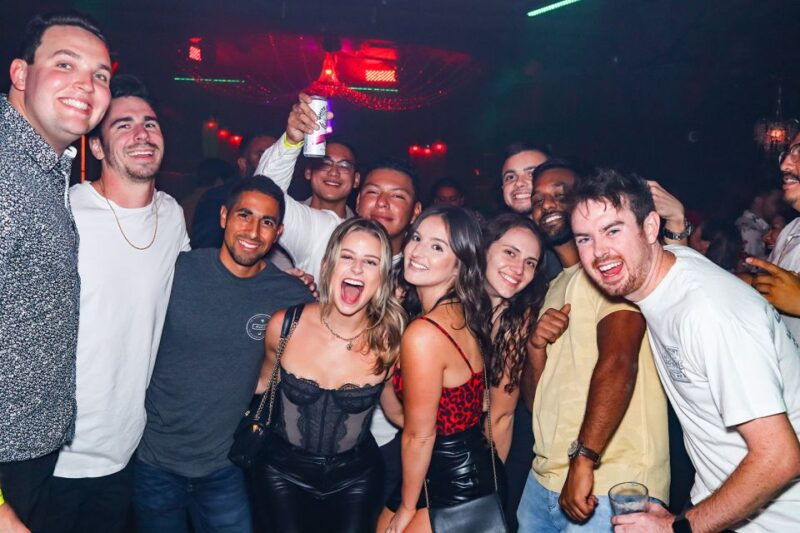 san-diego-gaslamp-quarter-drink-mingle-dance-club-tour