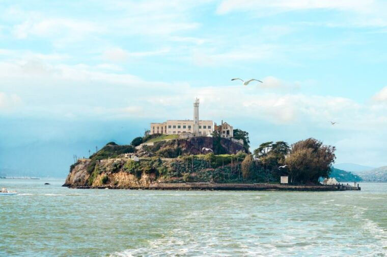 san-francisco-hop-on-hop-off-bus-with-ferry-alcatraz-tour