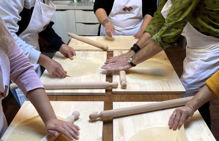 san-gimignano-hands-in-dough-cooking-class-with-lunch