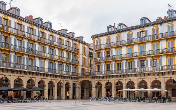 San Sebastian Walking Tour with Pintxo and Drink - Key Points