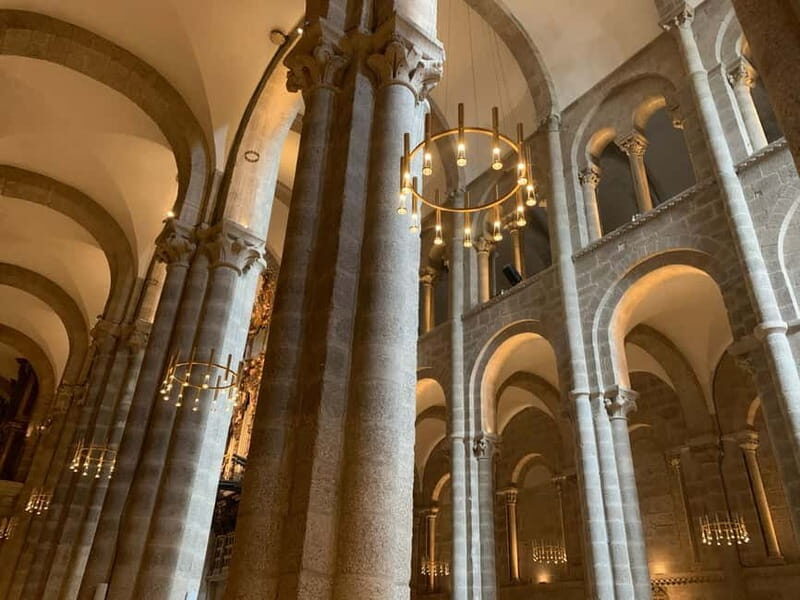 Santiago de Compostela: 4hours tour with everything included - Visiting the Hostal de los Reyes Católicos