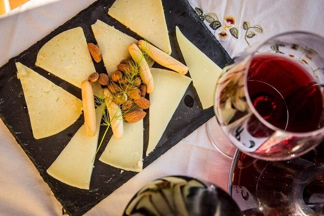 santiago-de-compostela-cheese-and-wine-tasting-experience-3