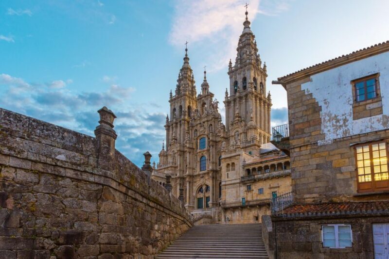 Santiago: Historic Walking Tour and Highlights - Key Points