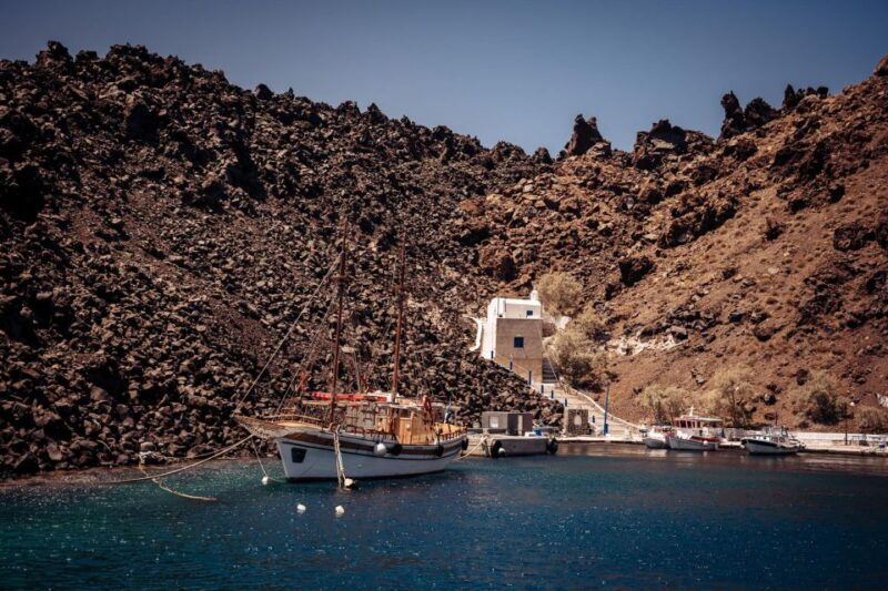 santorini-boat-tour-to-volcano-hot-springs-thirasia
