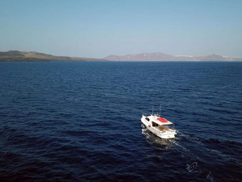 santorini-boat-tour-to-volcano-hot-springs-thirasia