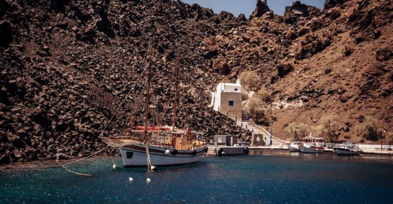 santorini-boat-tour-to-volcano-hot-springs-thirasia