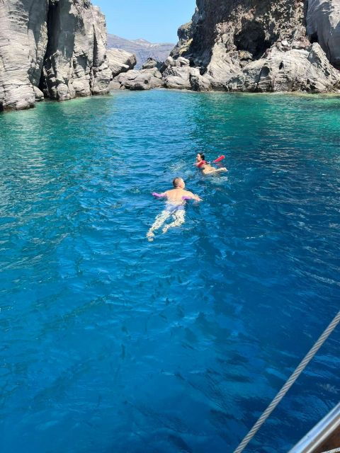 santorini-boat-tour-to-volcano-hot-springs-thirasia