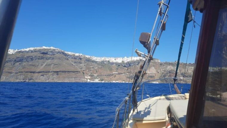 santorini-boat-tour-to-volcano-hot-springs-thirasia