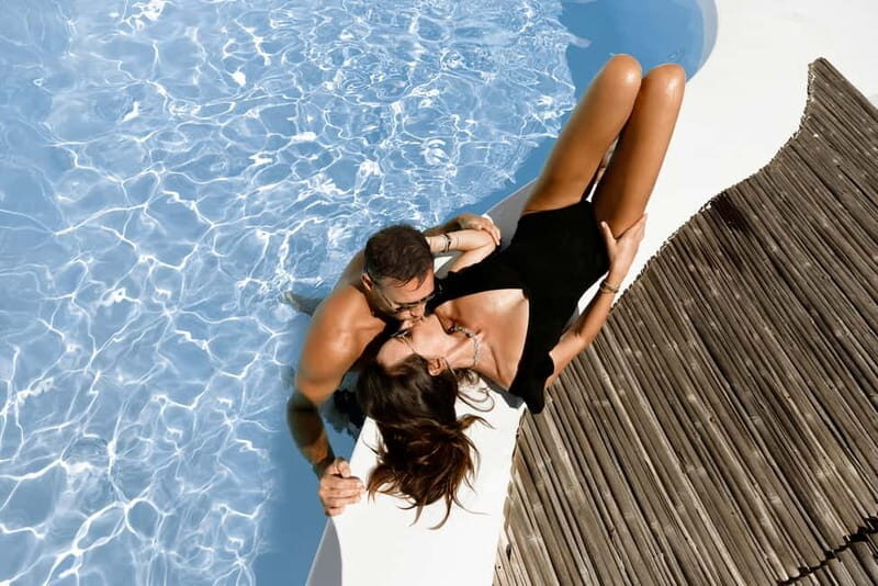 Santorini: Casual Photoshoot by Flying Dress Photo © - Key Points