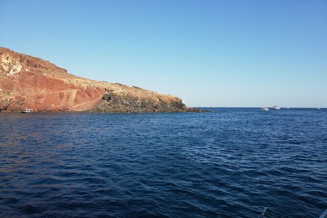 Santorini Catamaran Cruise with Fresh Meal and Open Bar - Setting the Scene: What to Expect on the Cruise