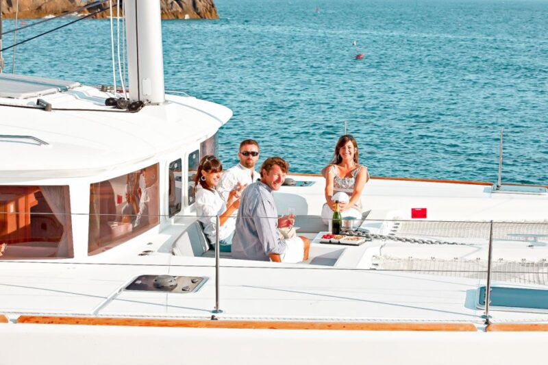 santorini-catamaran-tour-with-bbq-meal-and-unlimited-drinks