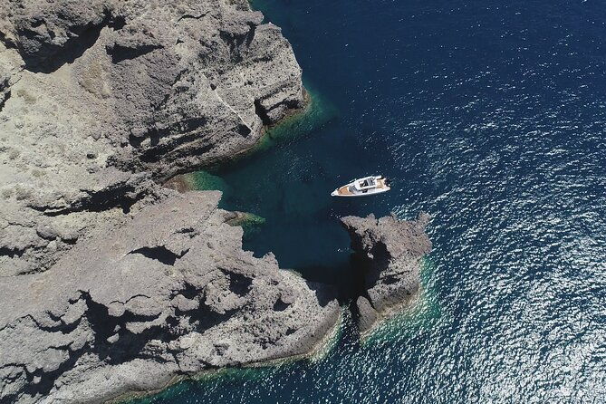 santorini-half-day-motorcruiser-private-cruise-incl-mealdrinks-free-transport