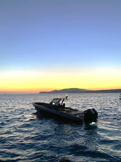 Santorini: High-Speed Cruise on a Sleek, Modern Yacht - Discovering the Excitement of the High-Speed Yacht Cruise