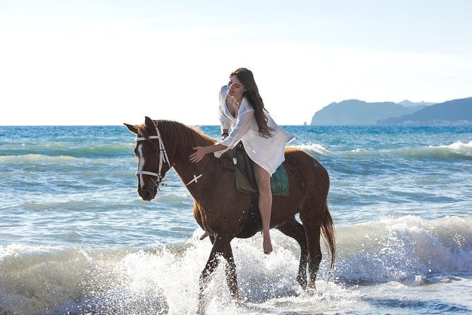 santorini-horse-riding-to-black-sandy-beach